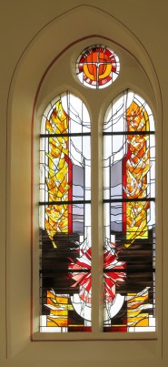 Glasfenster im Altarraum